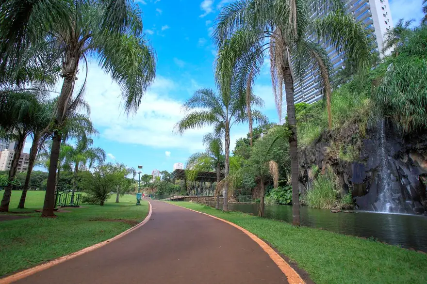 Pista de caminhada, gramado e lago do Parque Raya