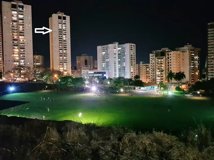 Vista noturna do Parque Raya e da Torre Nature no entorno
